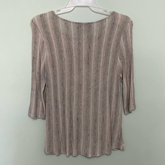 WS size L top with gathered lower bottom front. Lightweight and super cute - Picture 8 of 8